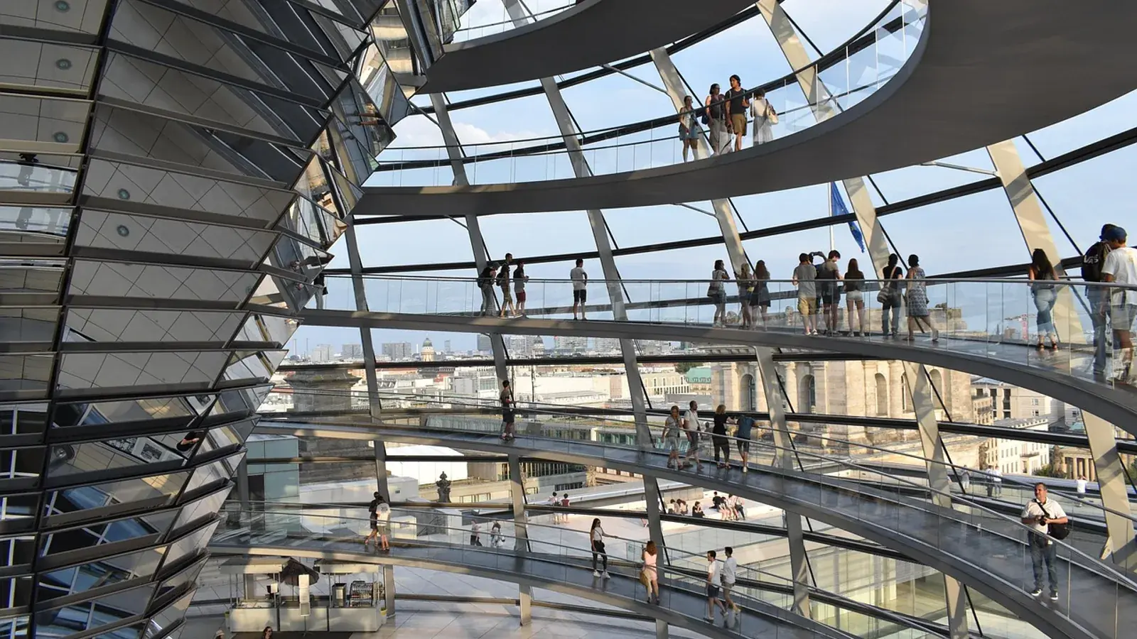 Glaskuppel des Reichstagsgebäudes in Berlin